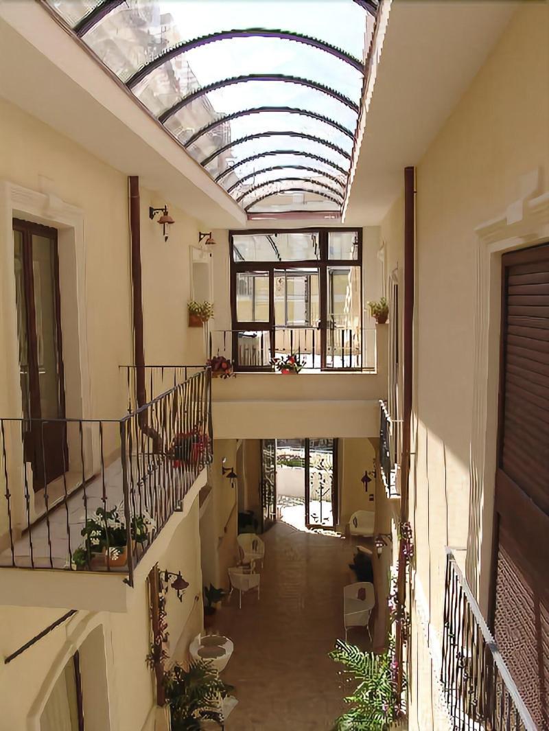 Palazzo Reginella Aparthotel Бовалино Марина Екстериор снимка