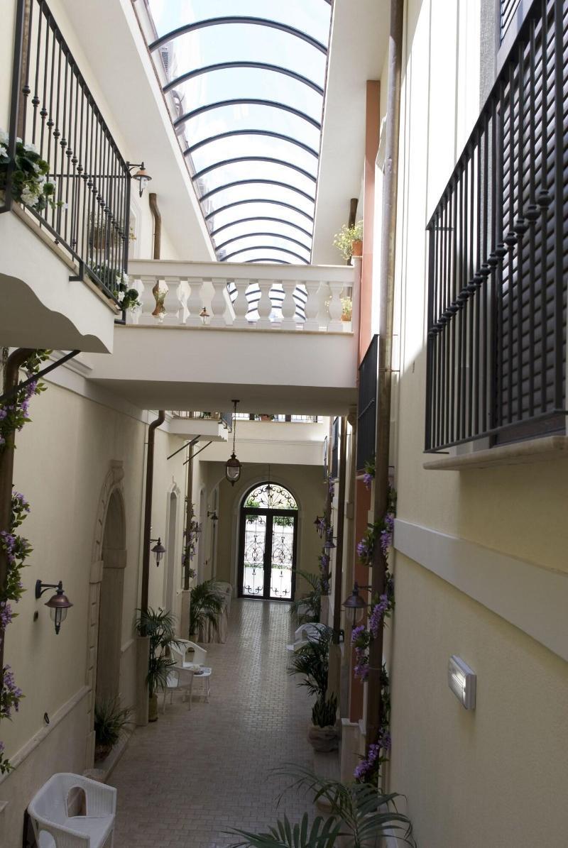 Palazzo Reginella Aparthotel Бовалино Марина Екстериор снимка