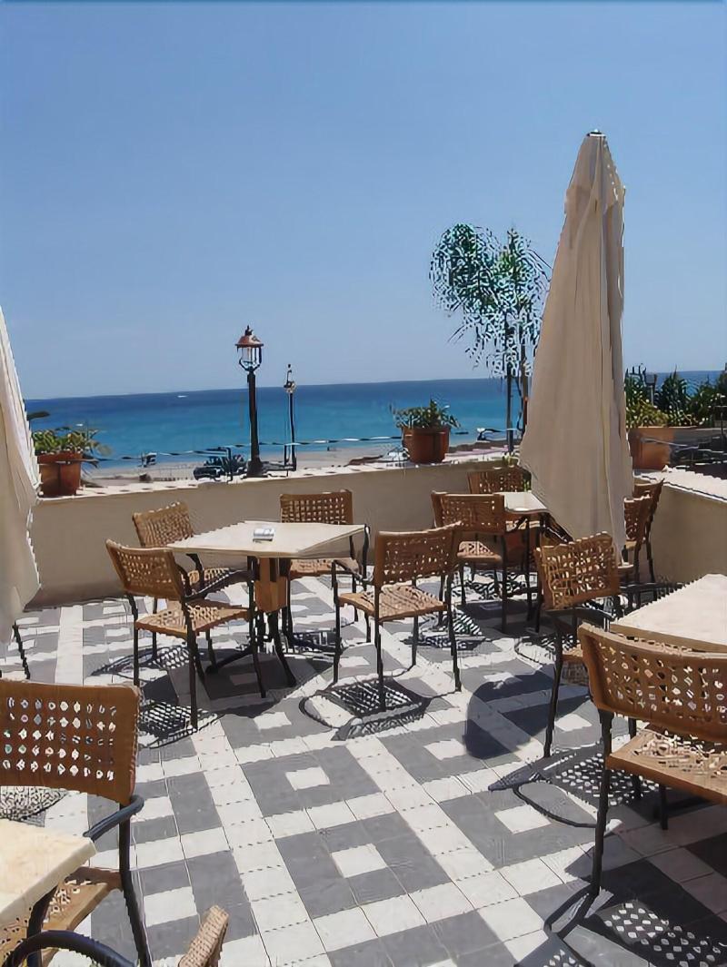 Palazzo Reginella Aparthotel Бовалино Марина Екстериор снимка