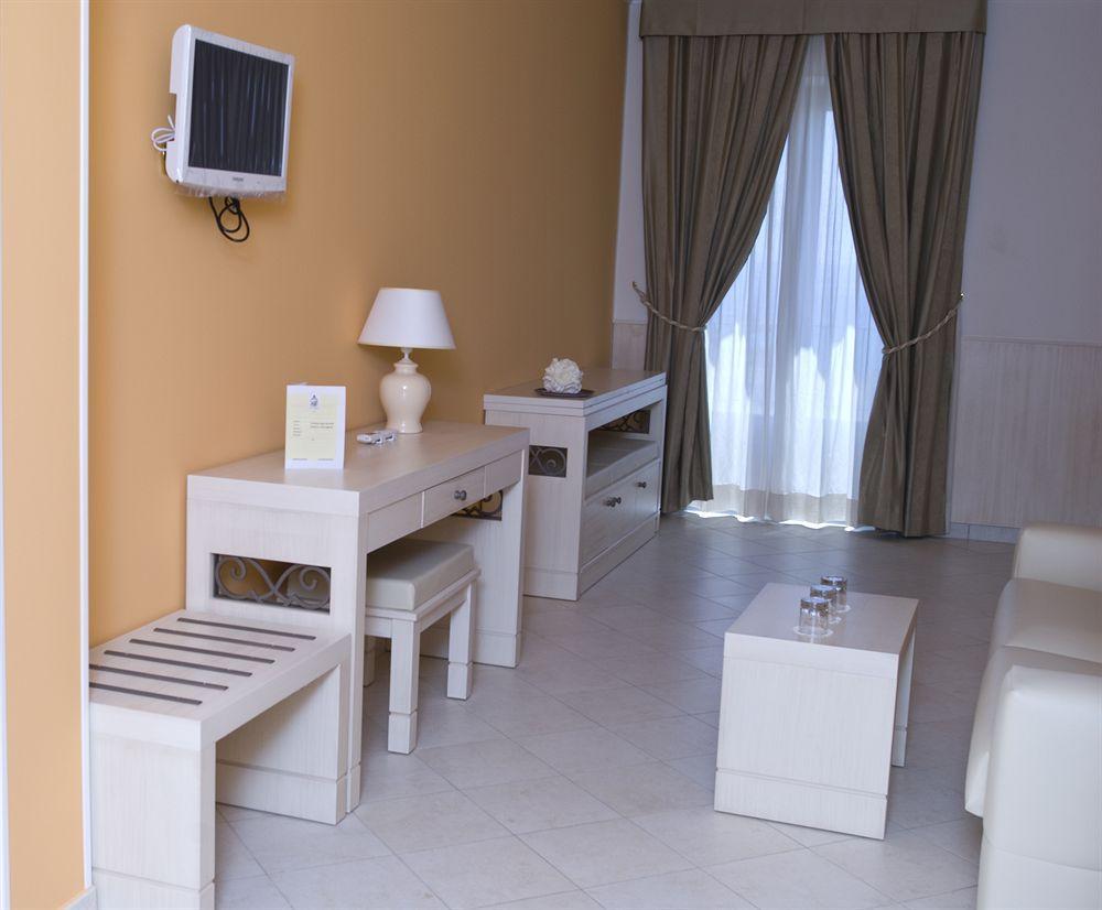 Palazzo Reginella Aparthotel Бовалино Марина Екстериор снимка
