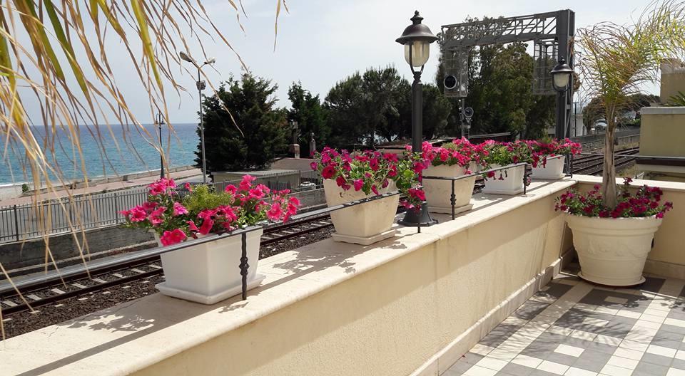 Palazzo Reginella Aparthotel Бовалино Марина Екстериор снимка