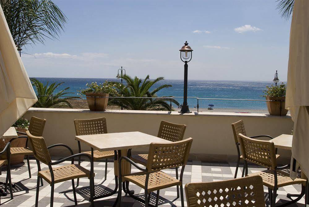 Palazzo Reginella Aparthotel Бовалино Марина Екстериор снимка